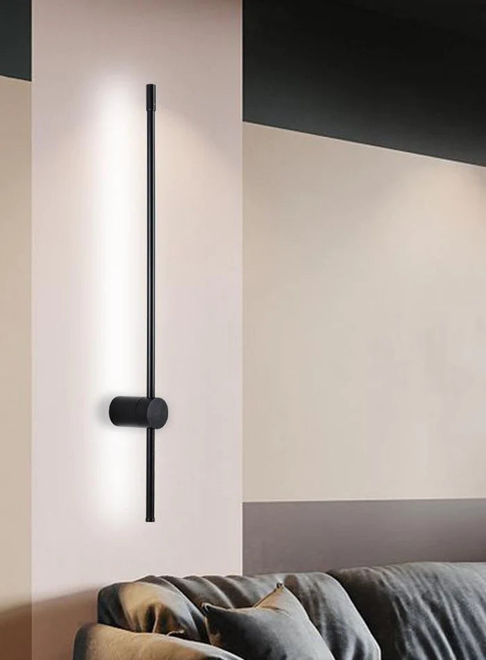 Minimalistisk vägglampa med stickor