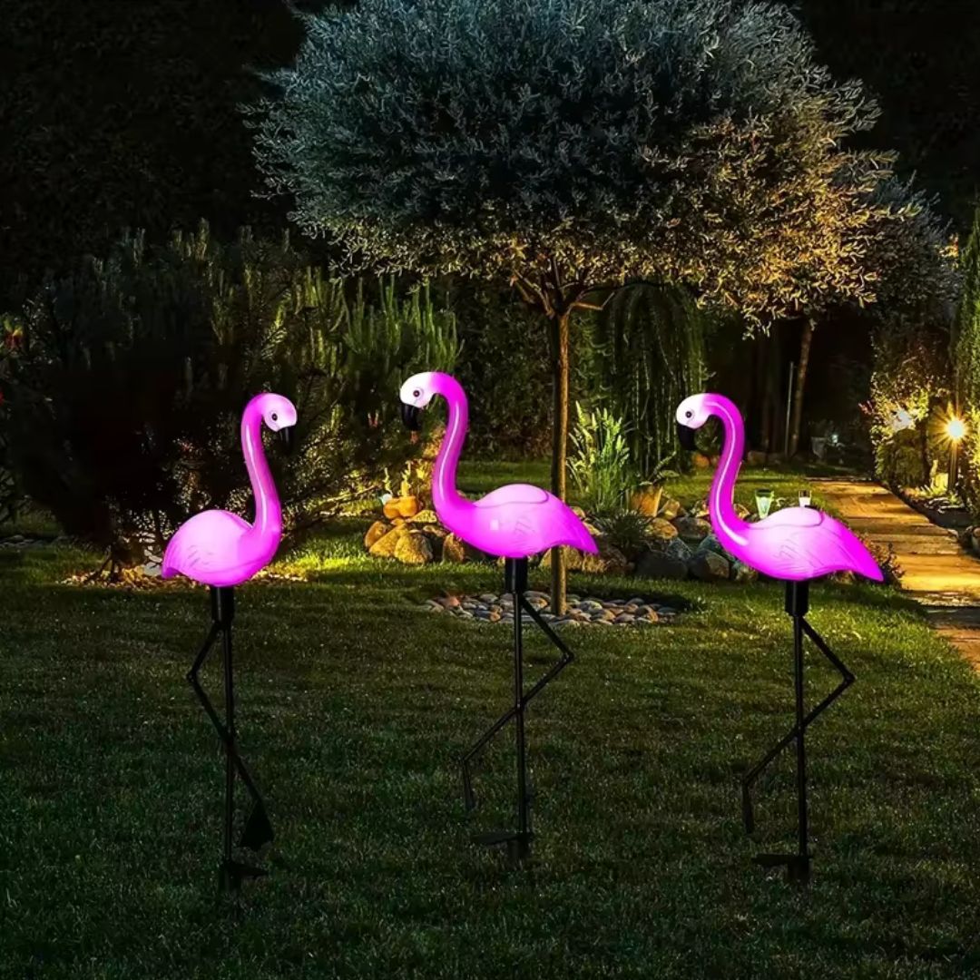 FlamingoGlow - solcellsdriven LED-lampa med flamingo på gräsmattan