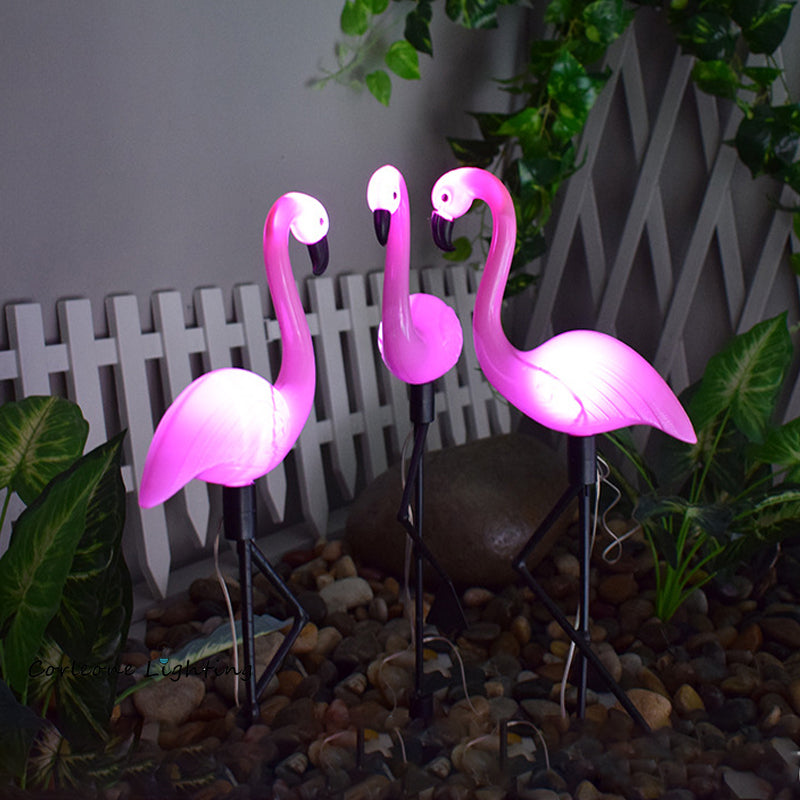 FlamingoGlow - solcellsdriven LED-lampa med flamingo på gräsmattan