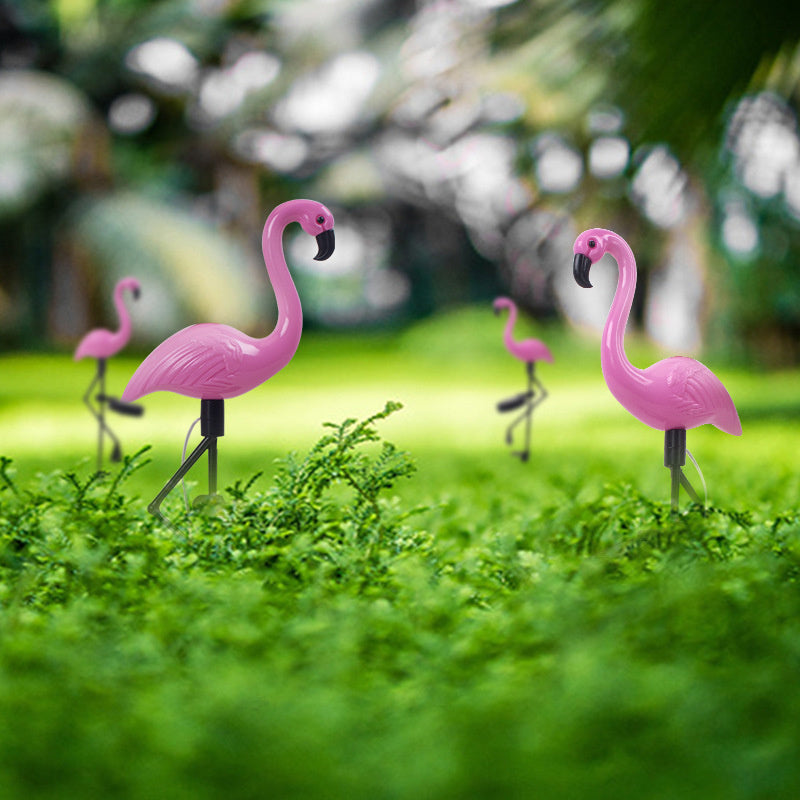 FlamingoGlow - solcellsdriven LED-lampa med flamingo på gräsmattan