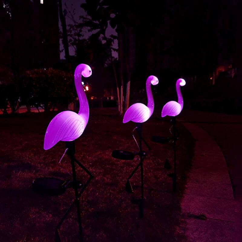 FlamingoGlow - solcellsdriven LED-lampa med flamingo på gräsmattan