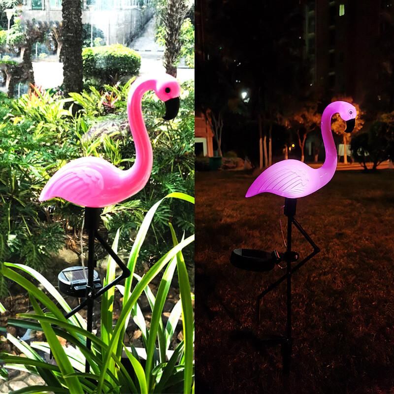 FlamingoGlow - solcellsdriven LED-lampa med flamingo på gräsmattan