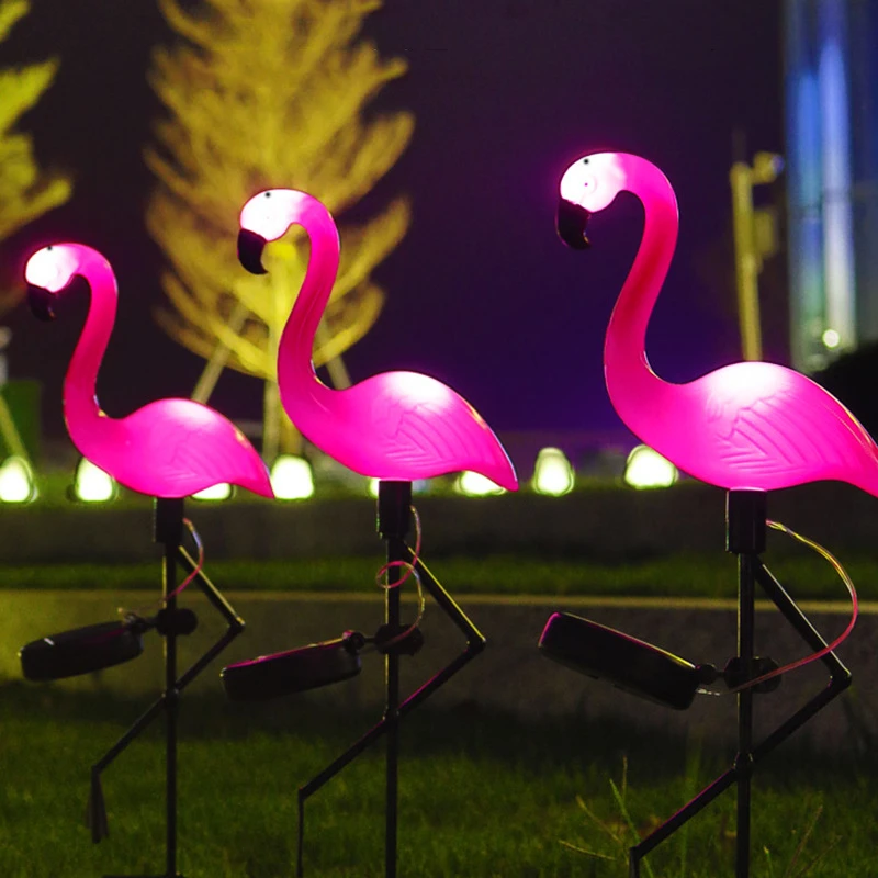 FlamingoGlow - solcellsdriven LED-lampa med flamingo på gräsmattan